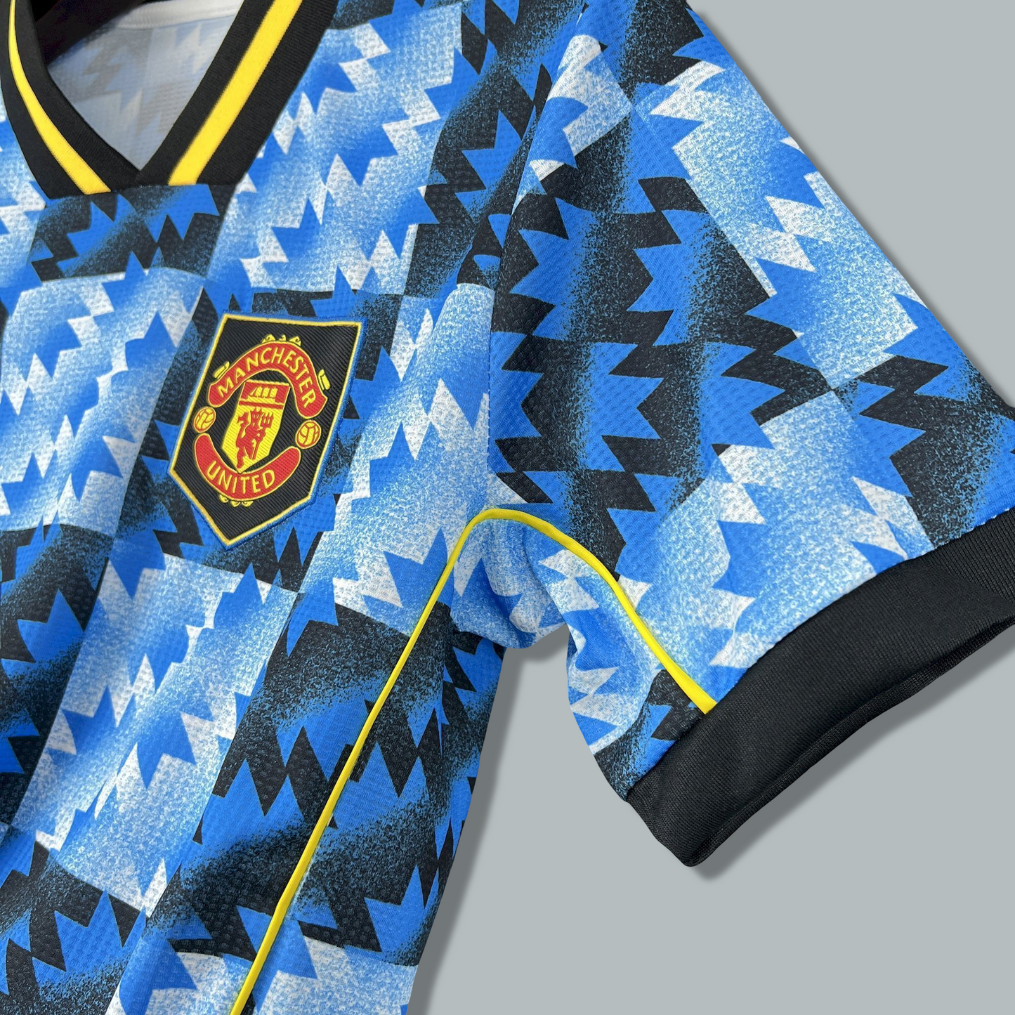 Manchester United 25/26 "Retro Blue Infinity" Premium Kit
